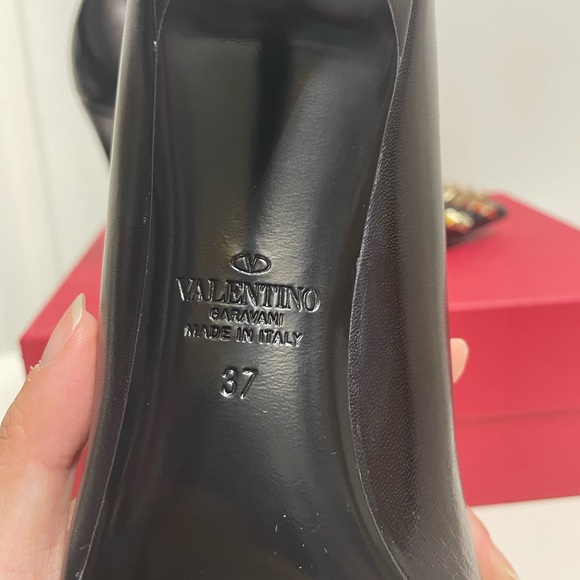 Valentino Garavani
Rockstud Alcove Leather Pumps - Picture 6 of 7